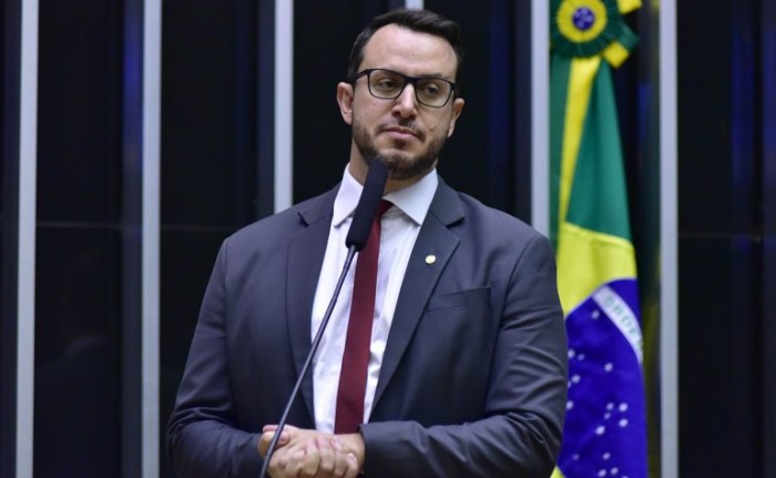 O relator, deputado Delegado Matheus Laiola, recomendou a aprovação do projeto - (Foto: Zeca Ribeiro / Câmara dos Deputados)