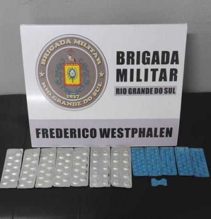 Policiais militares apreenderam comprimidos de Cytotec e de Pramil, além de produtos eletrônicos e equipamentos de informática (Foto: Divulgação/37º BPM)