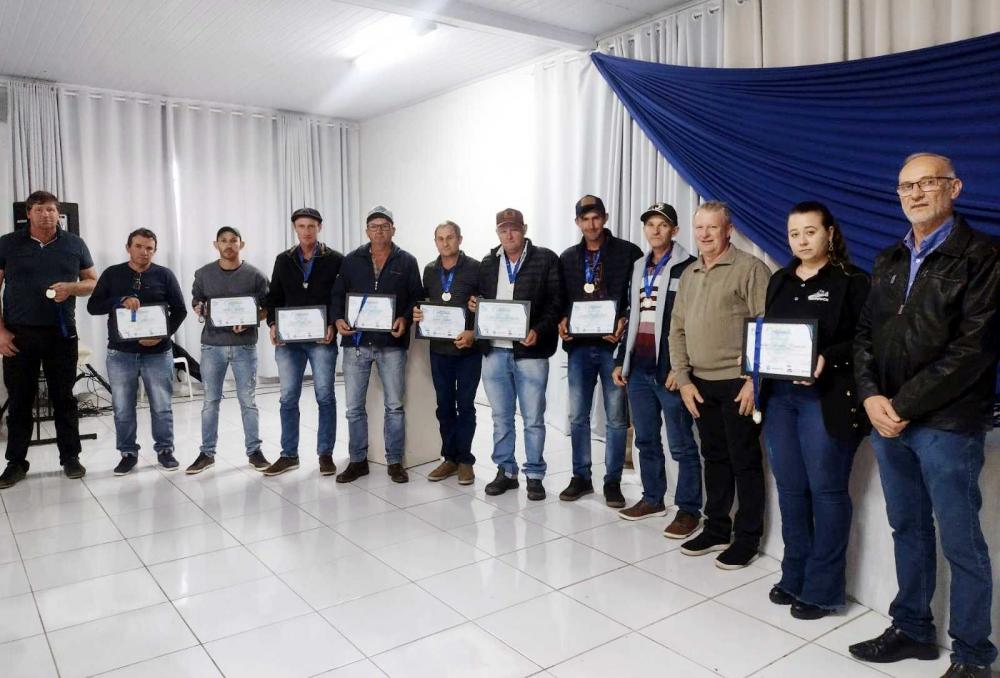 Um dos momentos marcantes do evento foi a entrega de certificados para as 10 maiores propriedades leiteiras (Foto: Prefeitura de Três Passos)