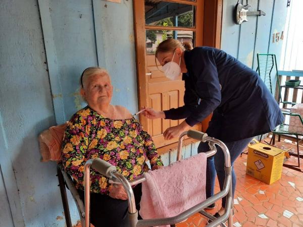 Silma Julitha Konrad Schussler, 95 anos de idade, foi a primeira a ser vacinada nesta nova etapa da campanha, em Tenente Portela (Foto: Divulgação/Ascom Tenente Portela)