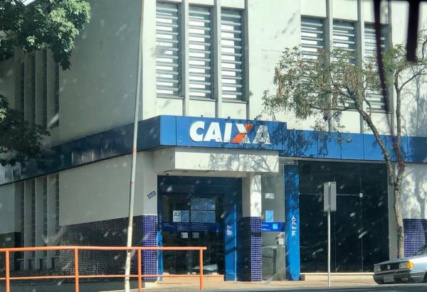 Clientes da CEF recebem o dinheiro na conta (Foto: Diones Roberto Becker)