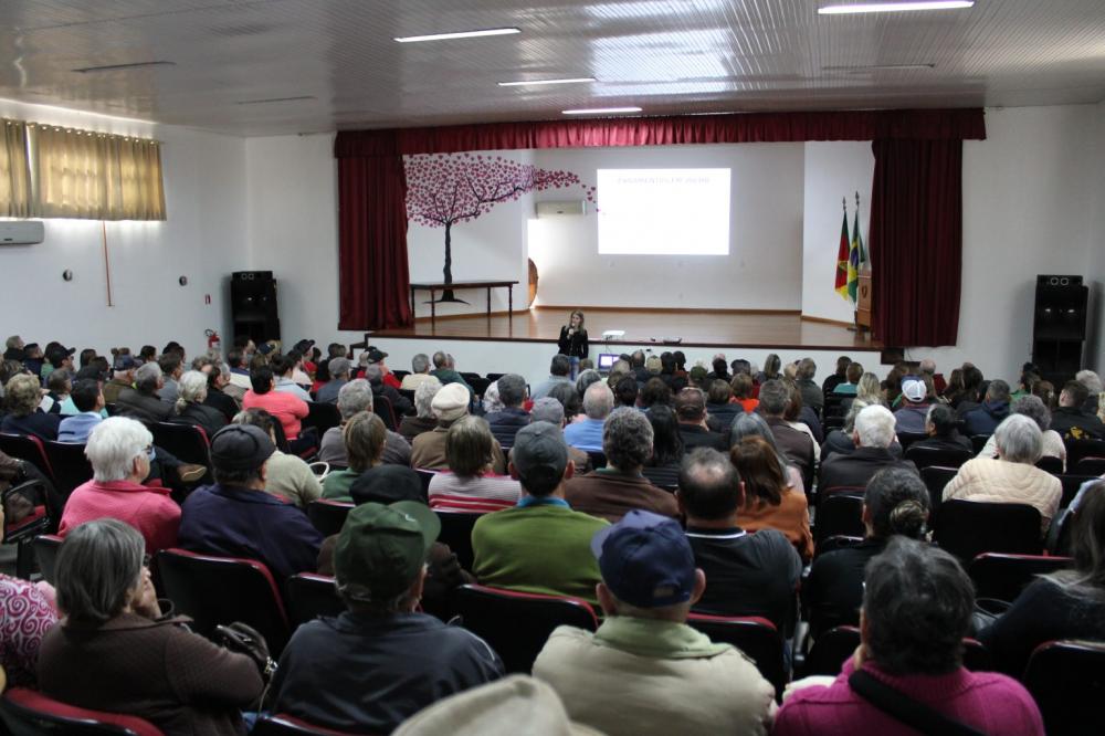 Comunidade prestigiou a audiência pública no auditório municipal. (Foto: Thomás Silvestre/Rádio Alto Uruguai)