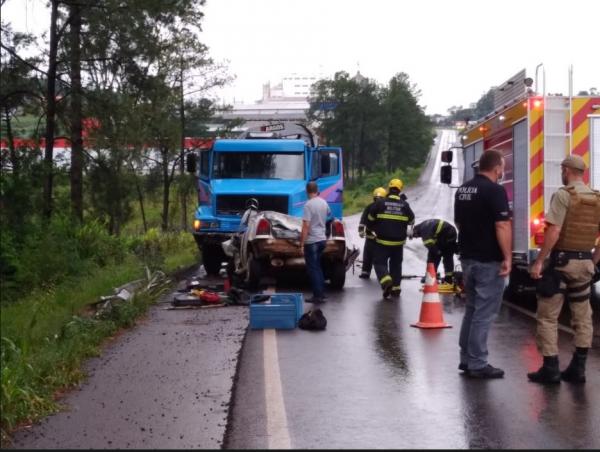 Três pessoas estavam no carro, duas morreram, uma está em estado grave (Foto: Jornal A SUA Voz)