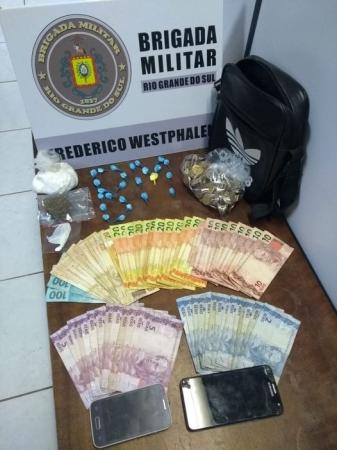 Apreensão de drogas e outros objetos aconteceu na noite do domingo (14/02), no bairro Jardim Primavera (Foto: Divulgação/BM)