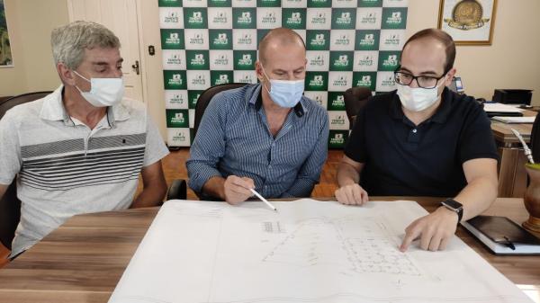 Prefeito, vice e secretário analisam projeto do Parque Industrial (Foto: Ascom/Tenente Portela)