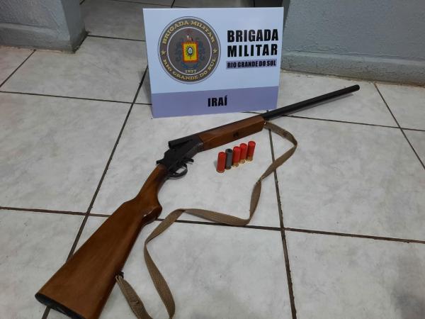 Com o homem abordado em via pública, foi encontrada uma espingarda calibre 12 e cinco cartuchos (Foto: Divulgação/BM)
