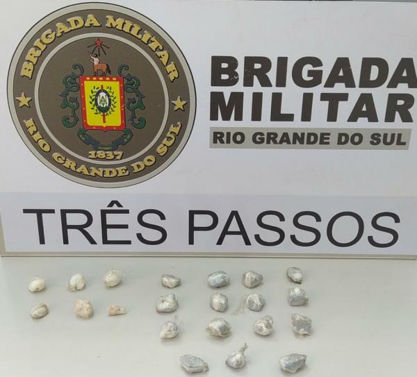 Foram apreendidas, 28,3 gramas de maconha, 4,4 gramas de crack e 7,9 gramas de cocaína (Foto: Divulgação/7º BPM)