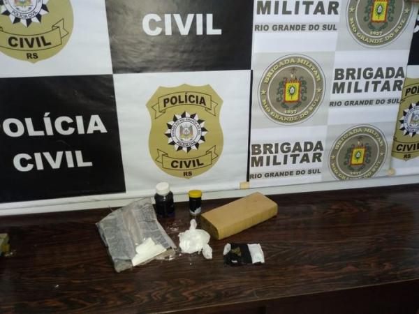 Durante o cumprimento do mandado de busca foram apreendidas 660 gramas de maconha e 95 gramas de cocaína (Foto: Divulgação/BM)