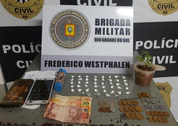 Materiais apreendidos com o jovem de 19 anos (Foto: Divulgação/BM)