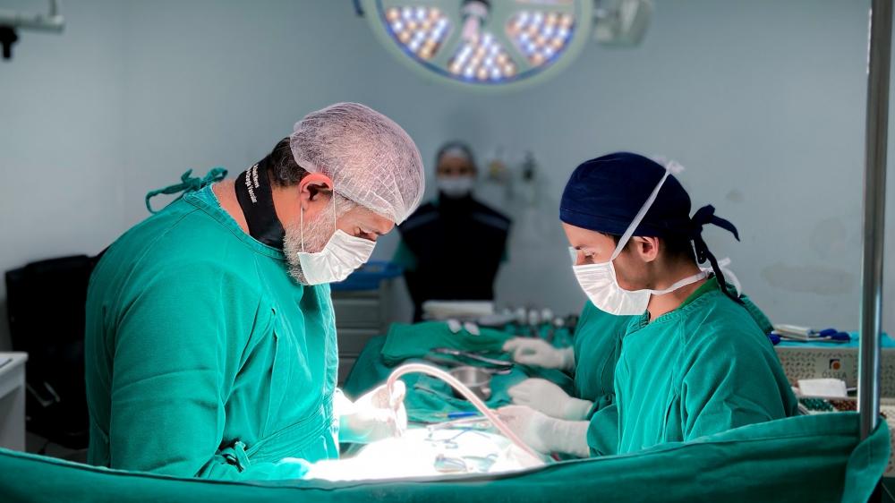 Paciente passa por procedimento bem-sucedido liderado pelo neurocirurgião Dr. Herisson Duarte (Foto: Divulgação/Hospital Santo Antônio)