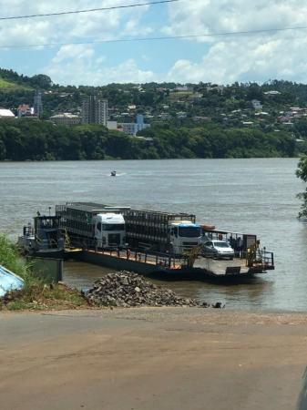 Travessia sobre o Rio Uruguai entre o lado gaúcho e o lado catarinense é feito por embarcações (Foto: Diones Roberto Becker)
