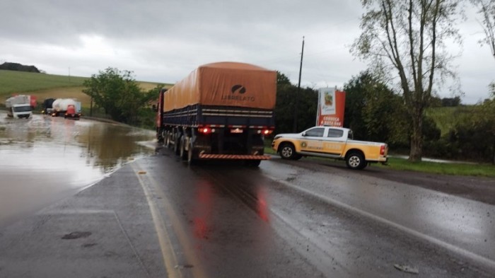 Na localidade de São Luiz da Mortandade, situada na ERS-324, há água na pista interrompendo o fluxo de veículos -Foto: Divulgação Daer