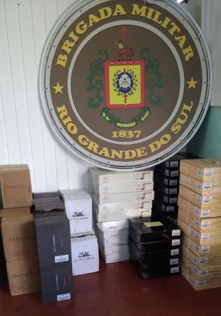 Foram apreendidas 324 garrafas de bebidas estrangeiras (Foto: Divulgação/BM)