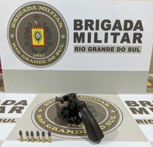 Arma de fogo foi encontrada com homem de 27 anos (Foto: Divulgação/BM)