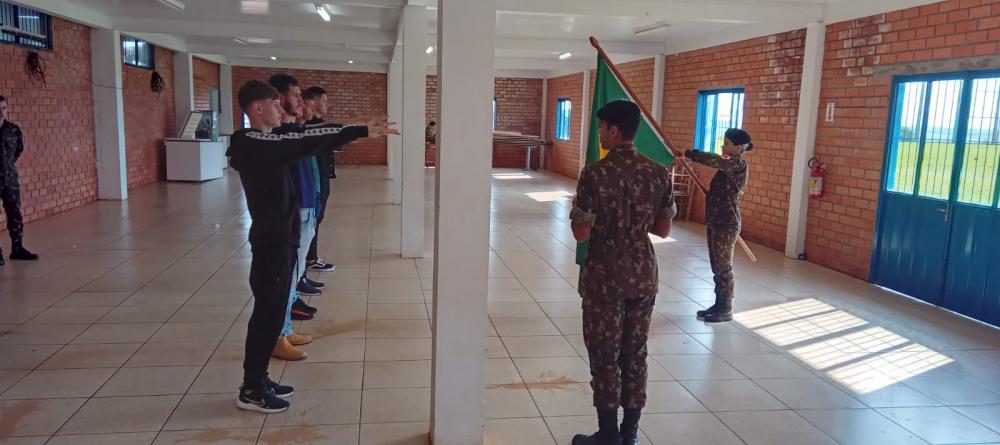 Os jovens que não foram selecionados fizeram juramento à bandeira (Foto: Prefeitura de Derrubadas)