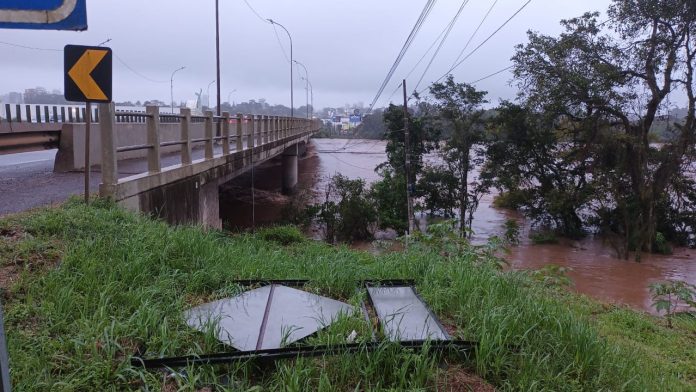 Travessia está interrompida por conta dos elevados níveis das águas do Rio Taquari (Foto: Marcos Vinícius Bilhar)