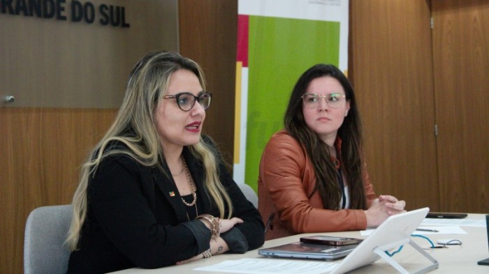 Danielle Calazans (E) e Stefanie Eskereski ressaltaram nova fase para a elaboração das políticas educacionais no Estado -Foto: Lucas Motzkus/Ascom SPGG