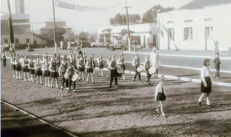 Foto do desfile de 7 de setembro ocorrido no anos 60 em Tenente Portela (Foto: Arquivo Jalmo Fornari)