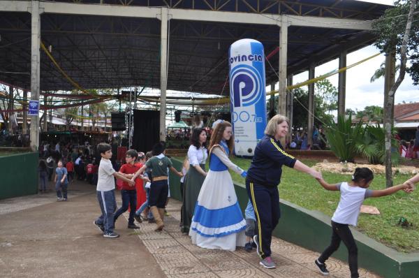 No final da gincana realizada ontem (18), os alunos foram convidados a dar um abraço simbólico no entorno da Praça do Imigrante, em Tenente Portela. (Foto: Divulgação/JP)