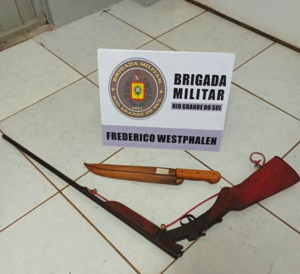 Espingarda calibre 26, cartucho intacto e faca apreendidos (Foto: Divulgação/BM)