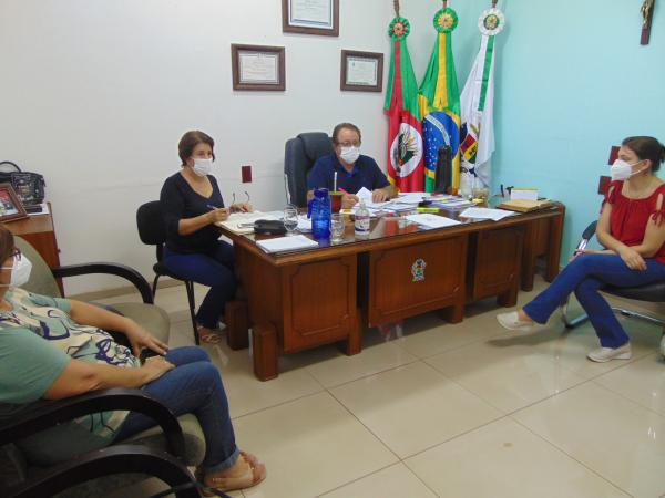 Encontro entre vários setores da Administração Municipal e que debateu as novas medidas de prevenção à Covid-19 (Foto: Divulgação/ASCOM Redentora)