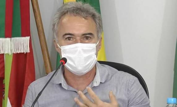 Prefeito da cidade chora e implora por ajuda (Foto: Reprodução)