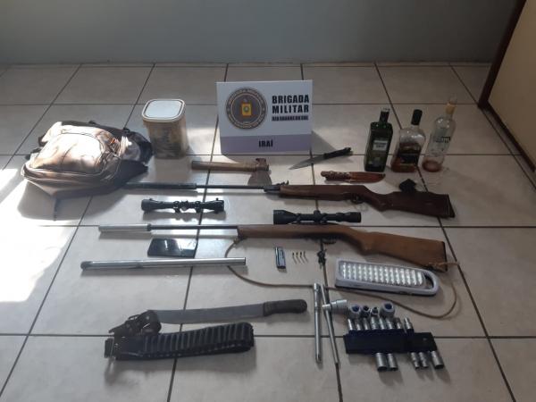 Apreensão das armas de fogo e dos outros objetos aconteceu durante a apuração de furto de um barco (Foto: Divulgação/BM)
