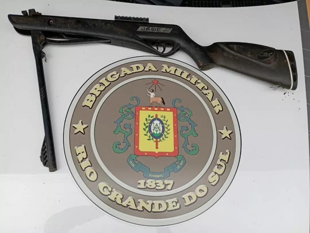 Arma foi apreendida pelos policiais em Seberi (Foto: Brigada Militar)