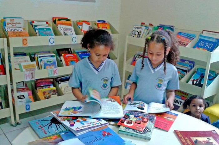 PEC determina que a biblioteca deve ser entendida como um “equipamento cultural obrigatório e necessário ao desenvolvimento do processo educativo”, com o propósito de democratizar o conhecimento, promover a leitura e a escrita, além de proporcionar lazer 