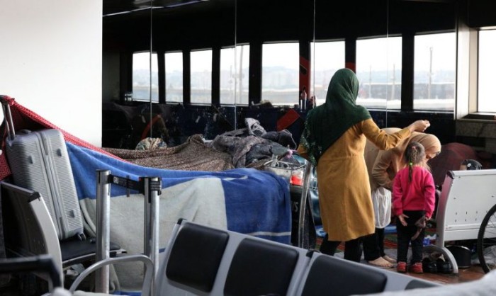 Refugiados afegãos aguardam acolhimento no Aeroporto Internacional de Guarulhos - (Foto: Rovena Rosa / Agência Brasil)