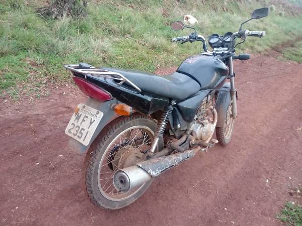 Motocicleta furtada que estava de posse do foragido da Justiça (Foto: Divulgação/Brigada Militar)