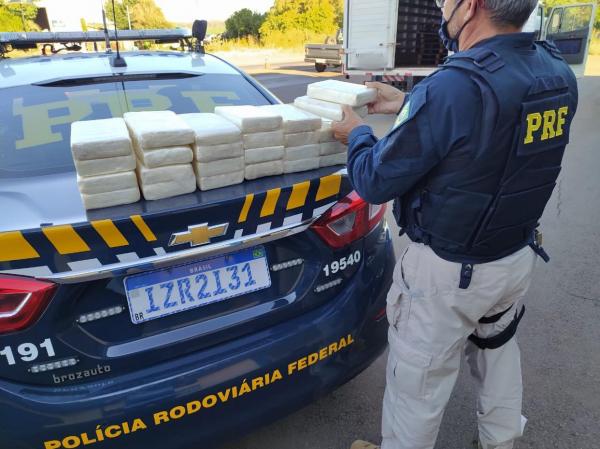 Conforme a Polícia Rodoviária Federal, a cocaína apreendida em Sarandi está avaliada em aproximadamente R$ 1 milhão (Foto: Divulgação/PRF)