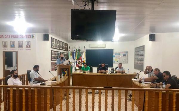 Mesa diretora em 2021 é formada pelos vereadores Antônio da Silva Martins, Itamar Sartori e Elson Bueno Martins (Foto: Diones Roberto Becker)
