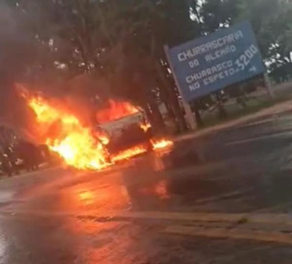 Suspeita é que o fogo que consumiu o Citroën Xsara tenha iniciado após falha mecânica (Foto: Reprodução/Facebook)