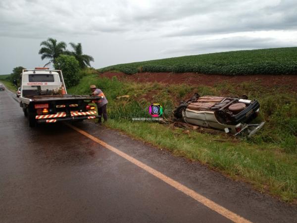 Automóvel com placas de Três Passos/RS foi removido das margens da ERS 317 com o auxílio de um caminhão guincho (Foto: Reprodução/RD Foco)