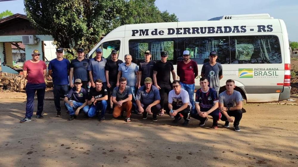 Grupo partiu para auxiliar famílias que foram atingidas pela enchente (Foto: Prefeitura de Redentora)