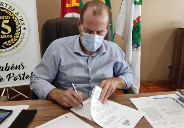 Prefeito Rosemar Sala assinou o termo de ajuste operacional da FAMURS que permite os municípios a comprar as vacinas (Foto: Divulgação/ASCOM Tenente Portela)