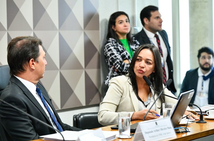 A relatora da CPMI, senadora Eliziane Gama, e o presidente do colegiado, deputado Arthur Maia - Foto: Geraldo Magela/Agência Senado