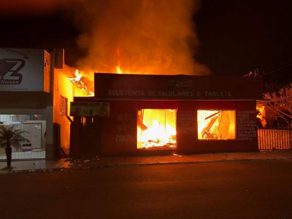 Moradia e comércios destruídos pelo incêndio ficam na Avenida Presidente Vargas (Fotos: Diones Roberto Becker)