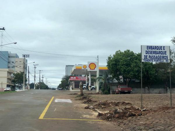 Ponto de embarque e desembarque de passageiros situado na Avenida Santa Rosa em Tenente Portela (Foto: Diones Roberto Becker)