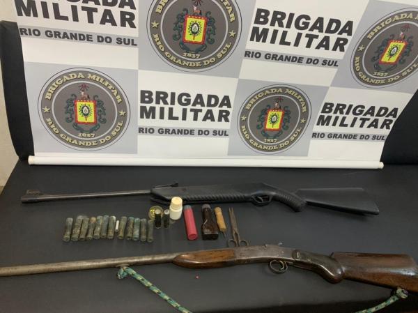 Armas e munições apreendidas pelos policiais militares (Foto: Divulgação/BM)