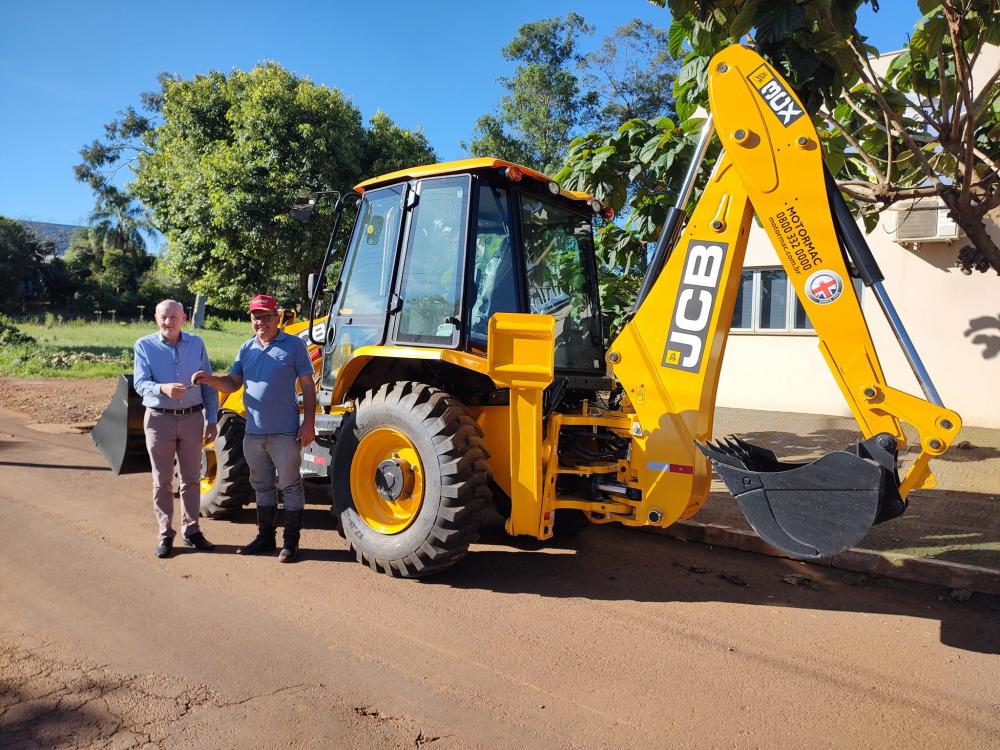 O ato de entrega contou com a presença do prefeito em exercício de Derrubadas, Miro Mulbeier, e do secretário municipal da agricultura, Nelci Gaviraghi. (Foto: Prefeitura de Derrubadas)