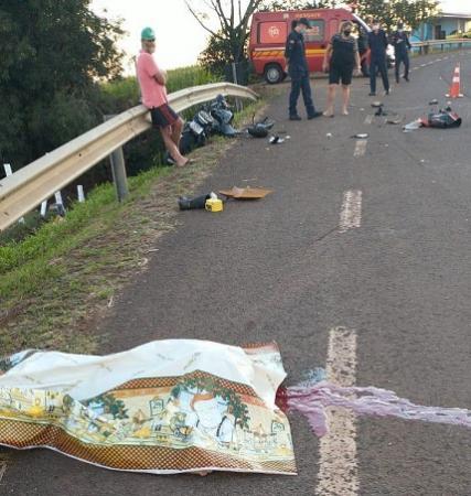 Condutor da motocicleta, identificado como Franque Pedroni, morreu no local (Fotos: Reprodução/WhatsApp)