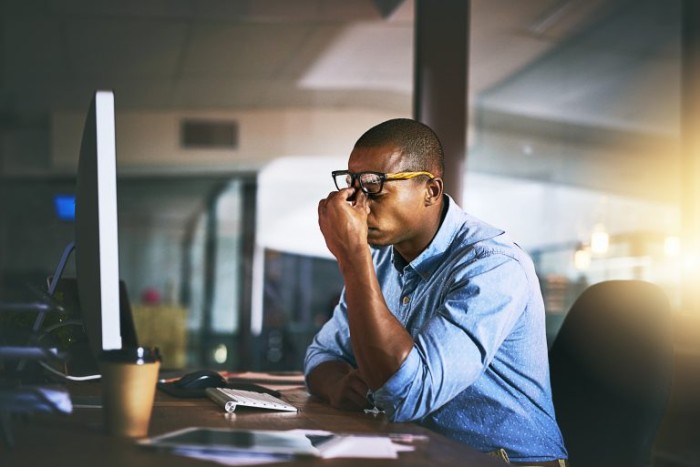 Segundo a Agência Europeia para a Segurança e Saúde no Trabalho, carga de trabalho excessiva aumenta riscos psicossociais - (Foto: Getty Images)