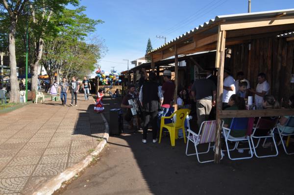 Visitantes vieram para participar dos ranchos e também acompanhar a programação no ginásio da praça. (Foto: Divulgação/JP)