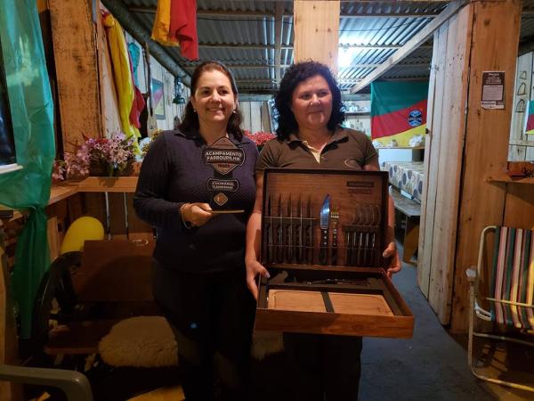 Membras do rancho 38, da Rádio Província recebendo o prêmio e o troféu. (Foto: Divulgação/JP)