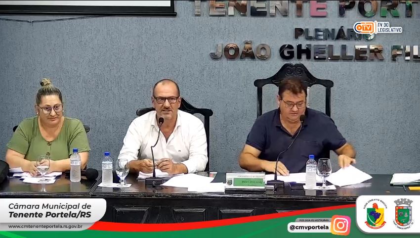 Secretária de Saúde e o prefeito estiveram na sessão desta segunda-feira. Ele confessou que o município pagou medicamento para um filho seu. (Foto: Reprodução/Câmara de Vereadores)