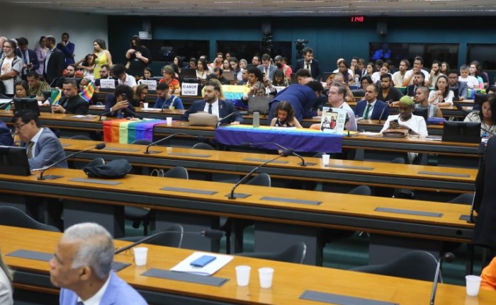 Reunião teve de ser transferida para um plenário maior para que sociedade pudesse acompanhar a votação - (Foto: Lula Marques/ Agência Brasil)