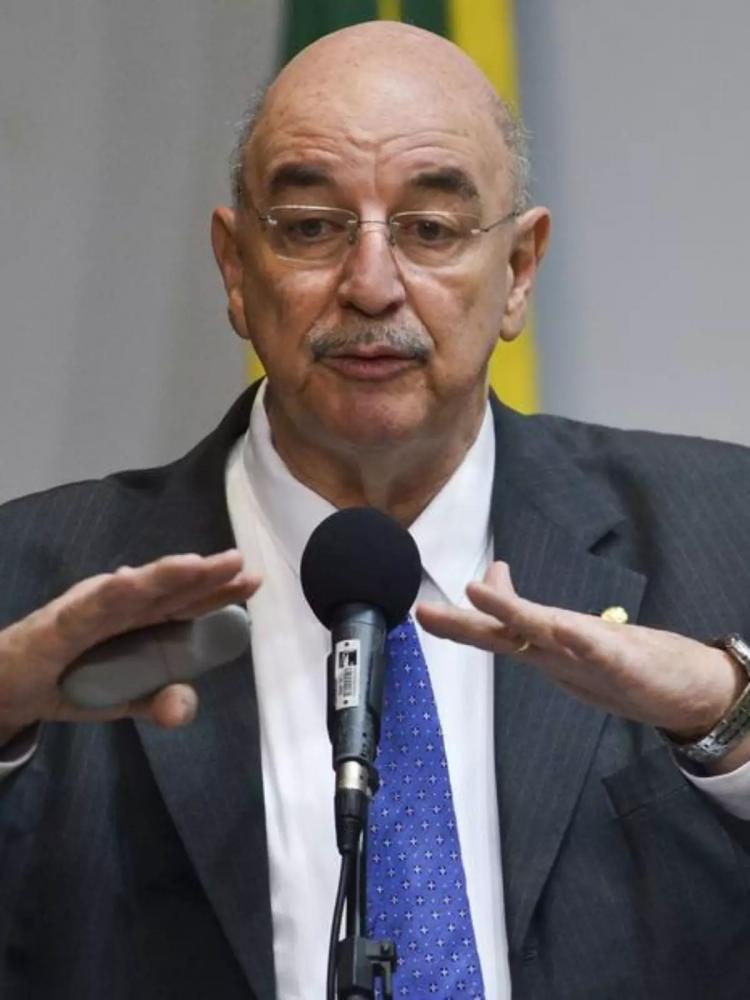 O deputado argumentou que a escolha de construir um Hospital Regional foi mais uma decisão política do que uma decisão baseada em critérios de saúde