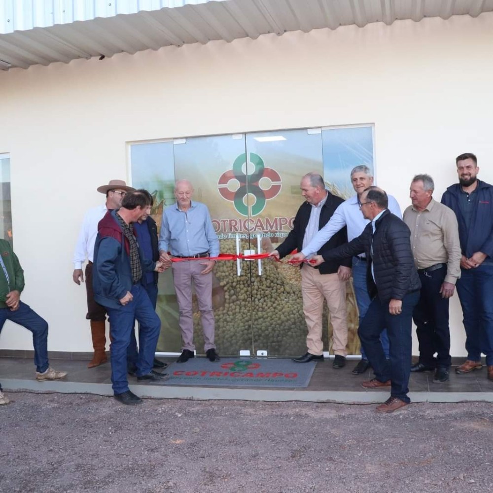 Autoridades locais estiveram presente na inauguração (Foto: Cotricampo)